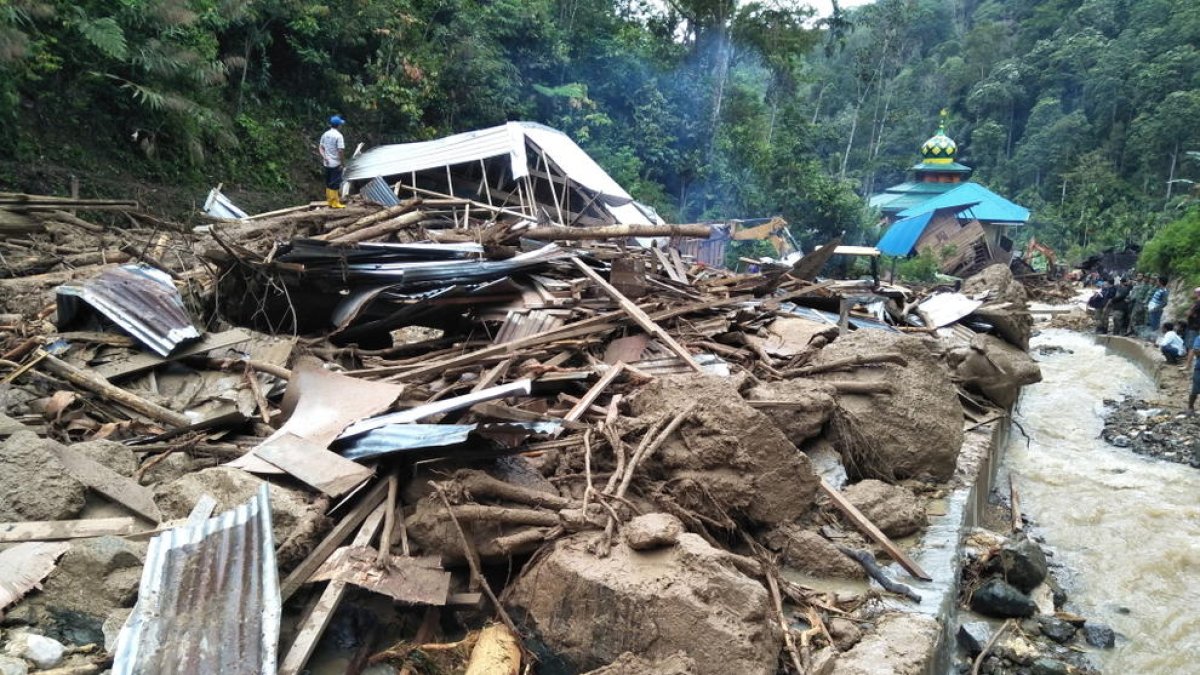 Almenys 22 morts a causa dels aiguats a Indonèsia