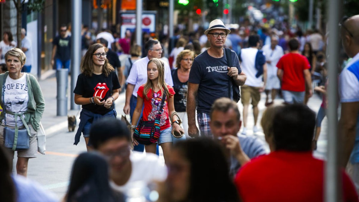 Turistes a l'avinguda Meritxell