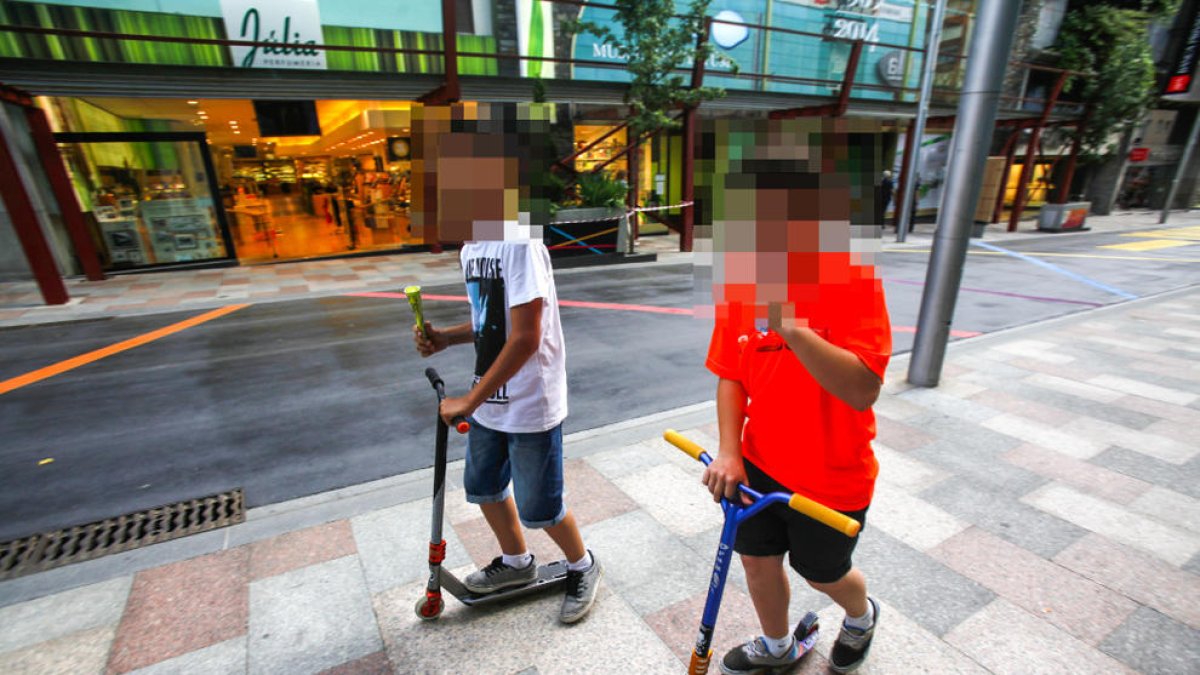 El comú prohibeix el pas de bicicletes i patinets per Vivand