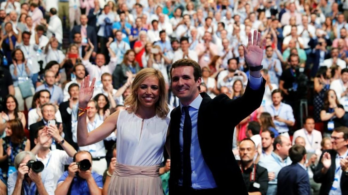 Casado és escollit nou president del PP en imposar-se a Santamaría