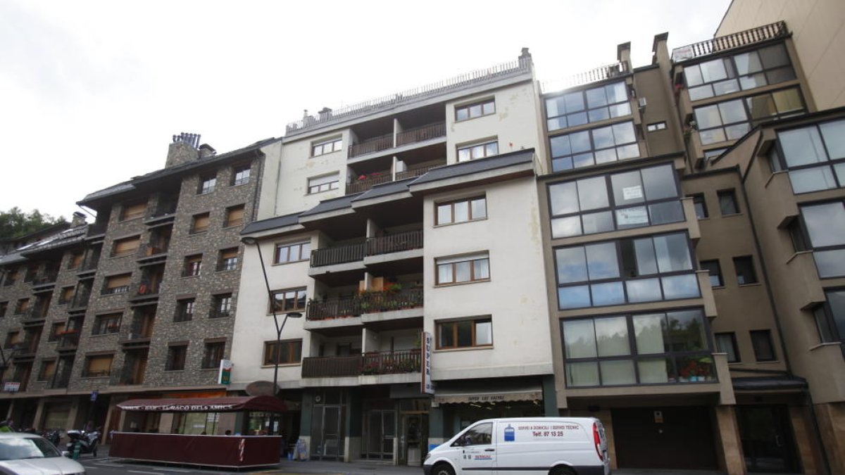 Absolt un home que va intentar envestir un agent de circulació