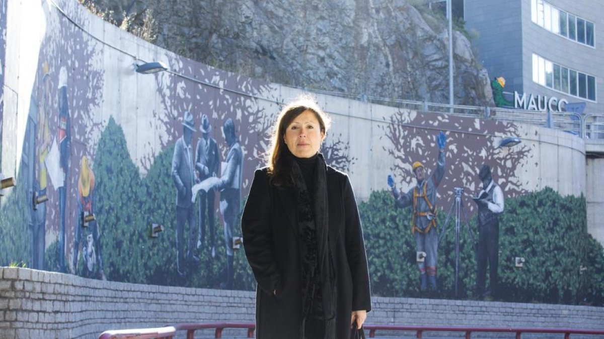 Samantha Bosque presenta el nou mural a la rotonda del túnel Dos Valires