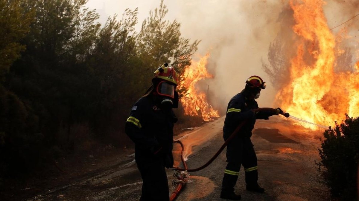 Un mort i 25 ferits en els incendis de Grècia