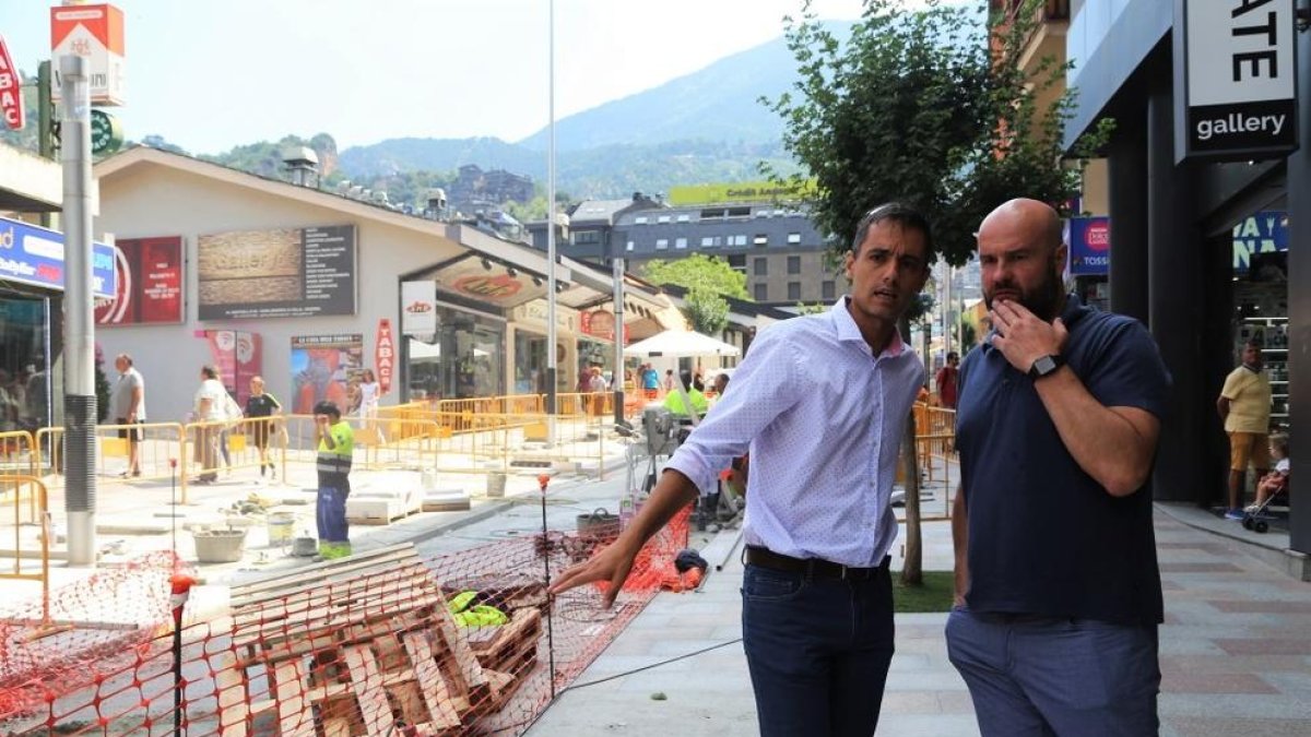El cònsol menor, Marc Calvet, i el conseller d'urbanisme, Josep Ramon Tudel.