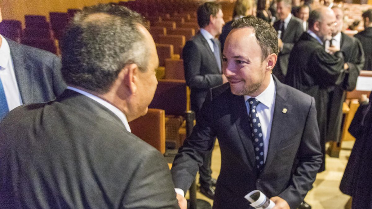 El ministre Espot saluda al director de la policia, Jordi Moreno