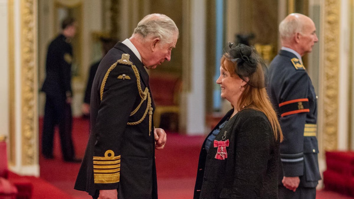 El príncep de Gal·les entrega la medalla de l'Ordre de l'Imperi a Fiona Dean