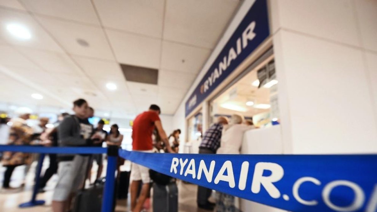 Ryanair planta cara als tripulants de cabina en el primer dia de vaga