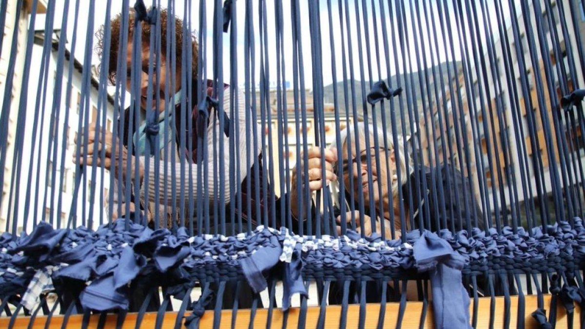 El tapís gegant pren forma a la plaça de coprínceps