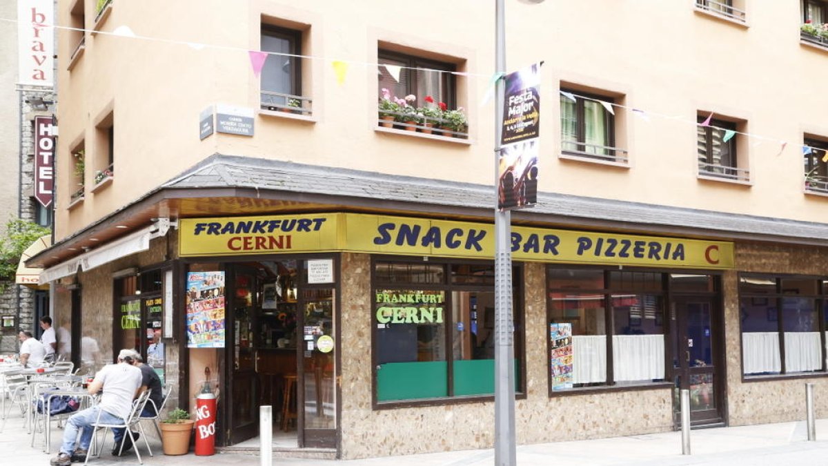 Detinguts dos joves per robar la caixa d'un bar de la capital