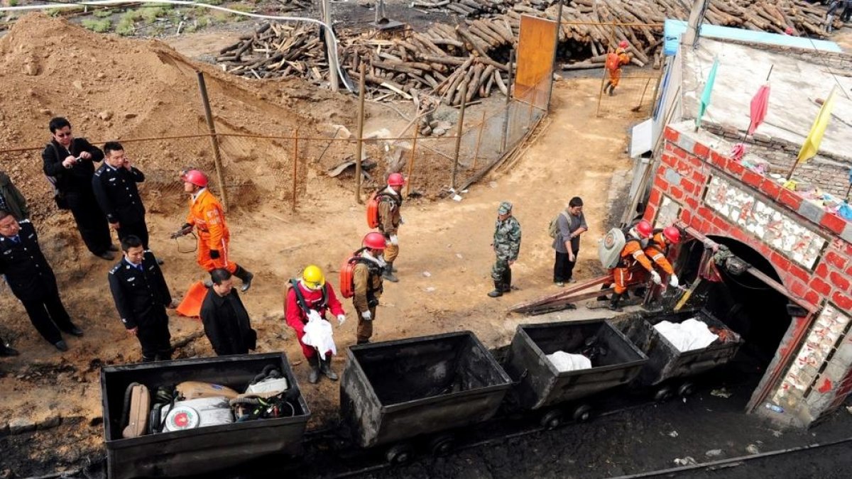 Dos morts i 20 miners atrapats en un accident