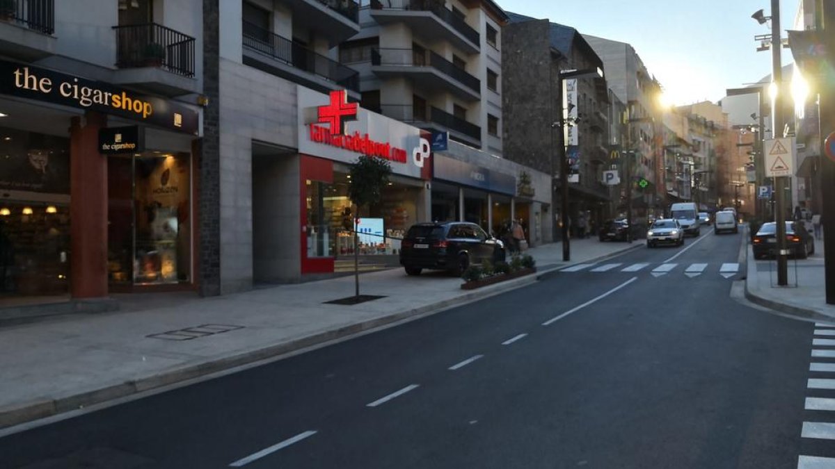 Enxampat un cotxe circulant contra direcció per una vorera de l'avinguda Meritxell