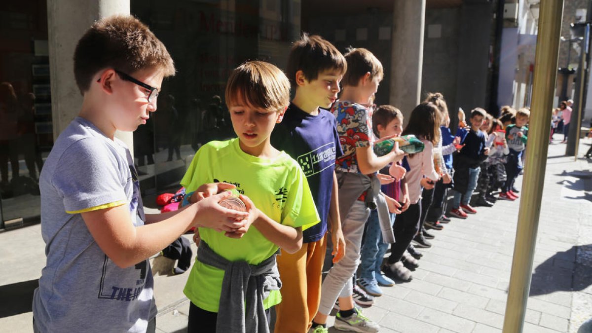 Quatre-cents nens participen en la recollida d'aliments escolar a Sant Julià