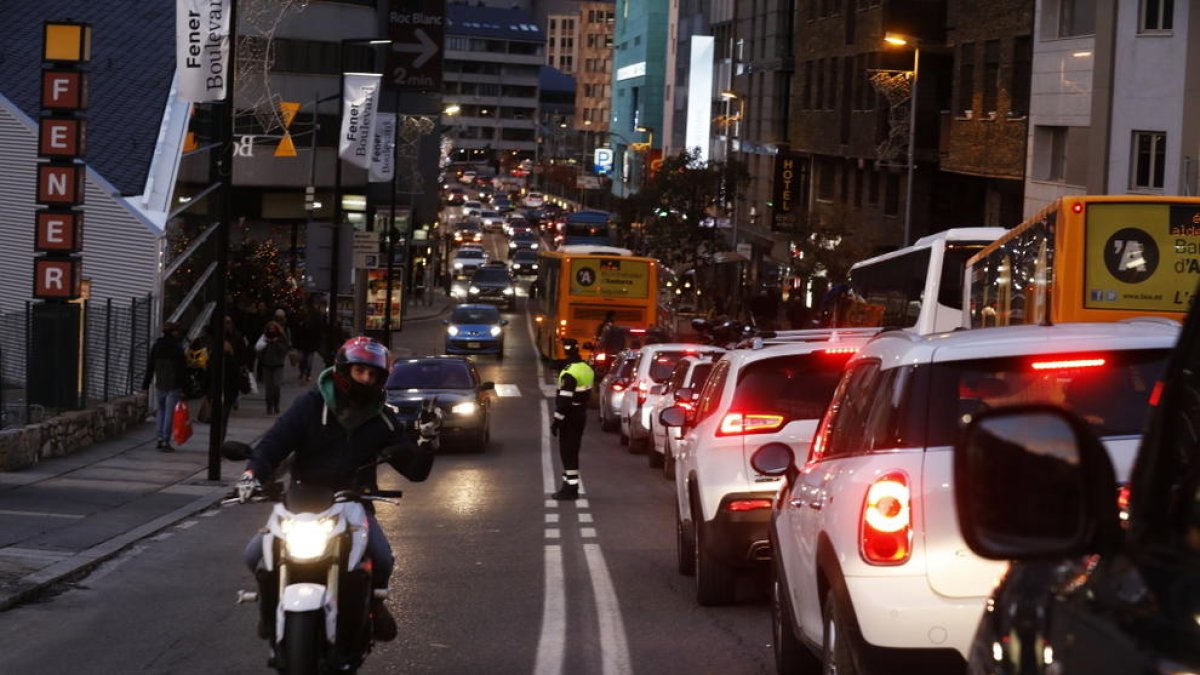 La capital contractarà cinc nous agents de circulació