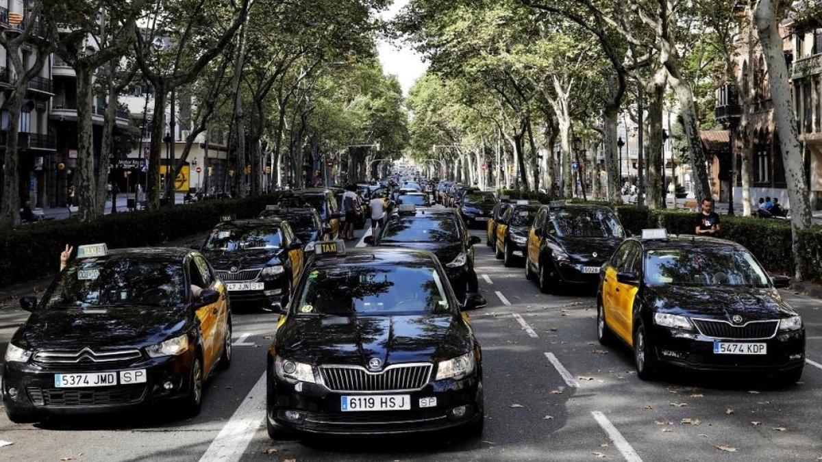 Els taxistes amenacen d'endurir la mobilització si no se'ls escolta