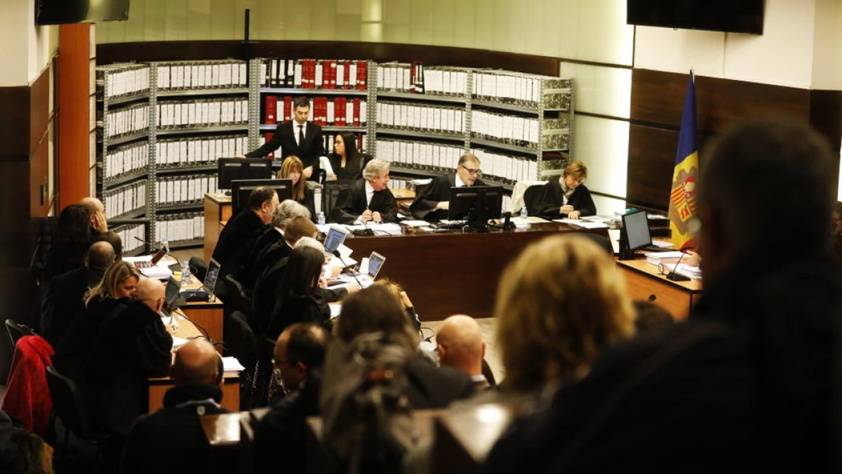 Sospites d'un alçament de béns d'un acusat de BPA