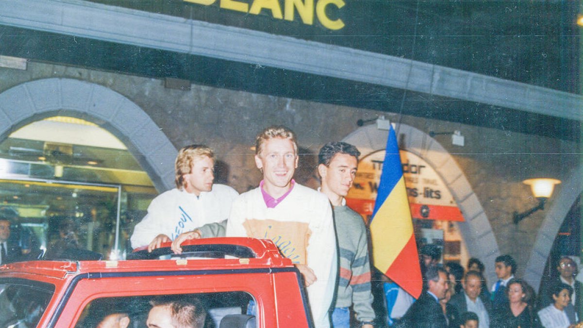 Emili Pérez recorre els carrers d'Escaldes en jeep, 1988