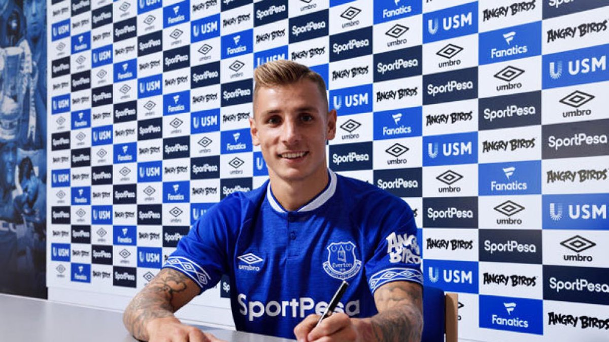 L'Everton oficialitza el fitxatge de Digne