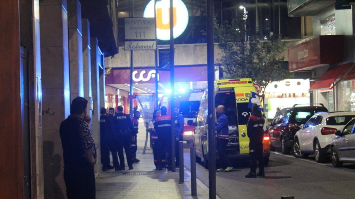 Un incident obliga a tallar un carrer prop d'una hora