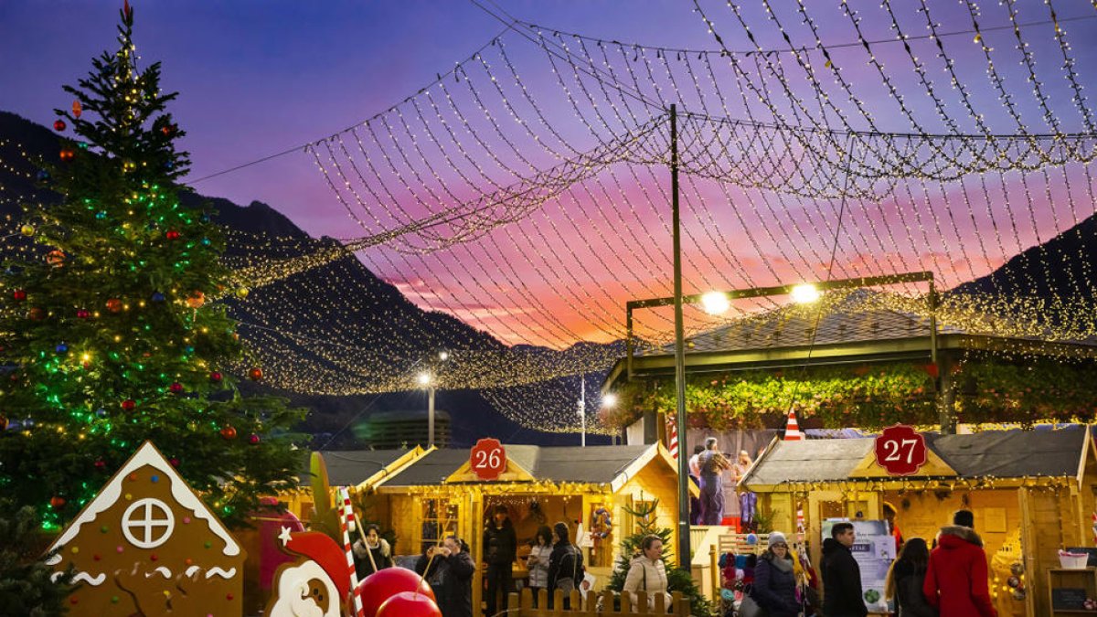 El Poblet de Nadal amb el tió gegant i el Pare Noel