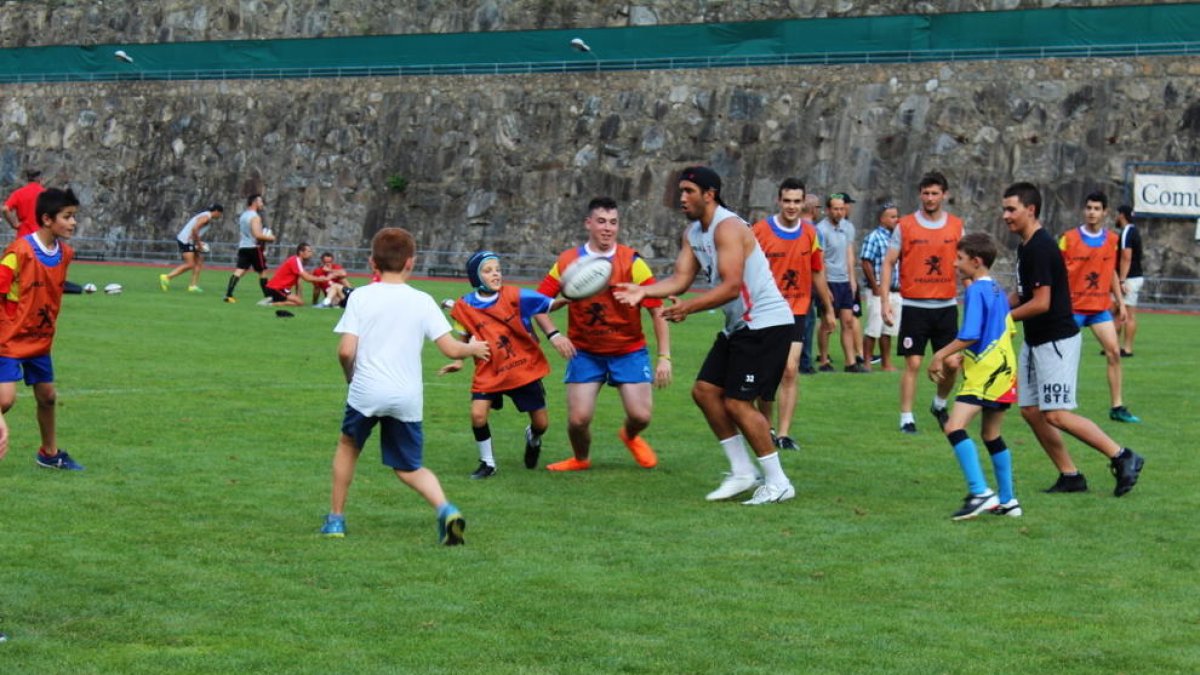 Taller de l'Stade Toulousain amb una vintena de nens