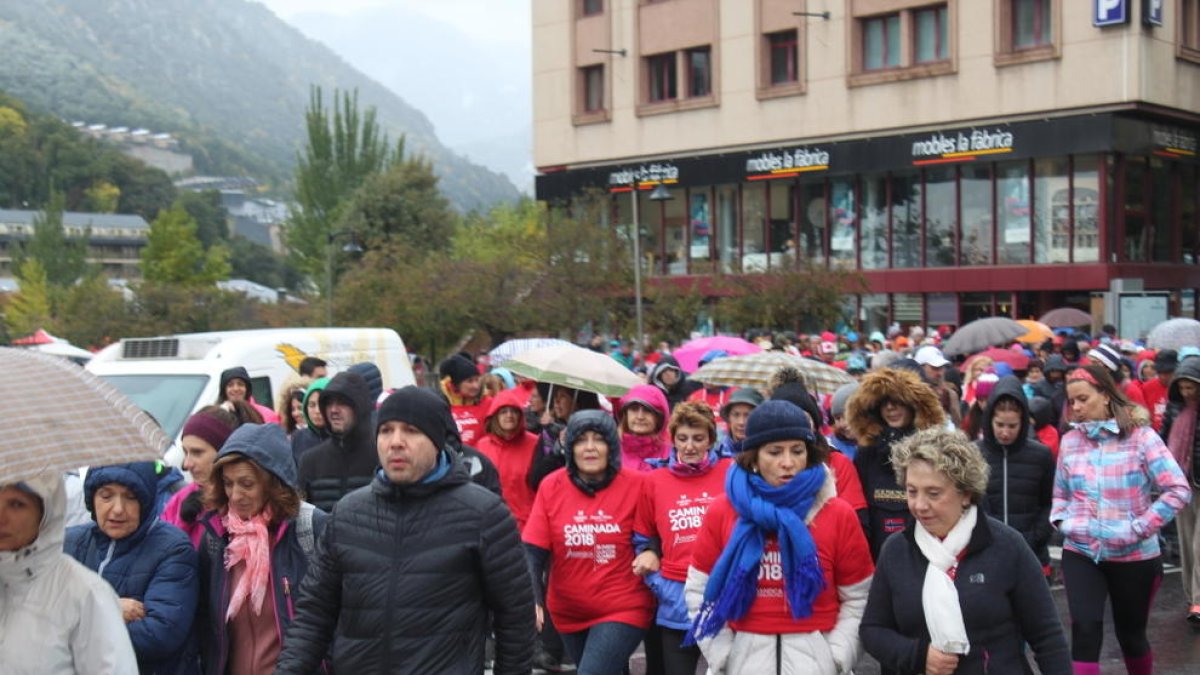 La caminada contra el càncer desafia el fred
