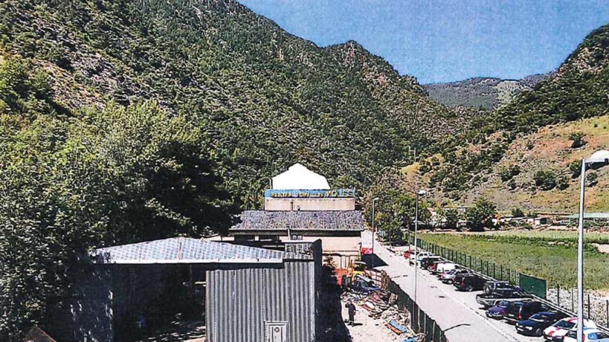 Denúncia contra el comú per una nau industrial