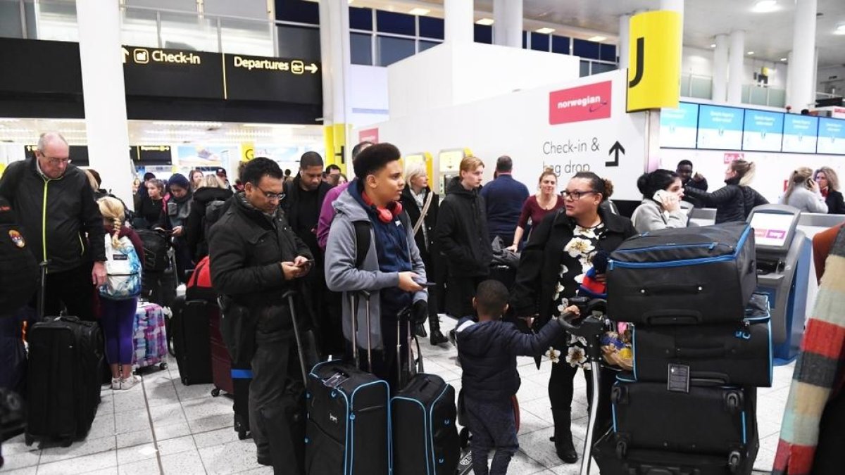 La presència de drons causa el caos a Gatwick