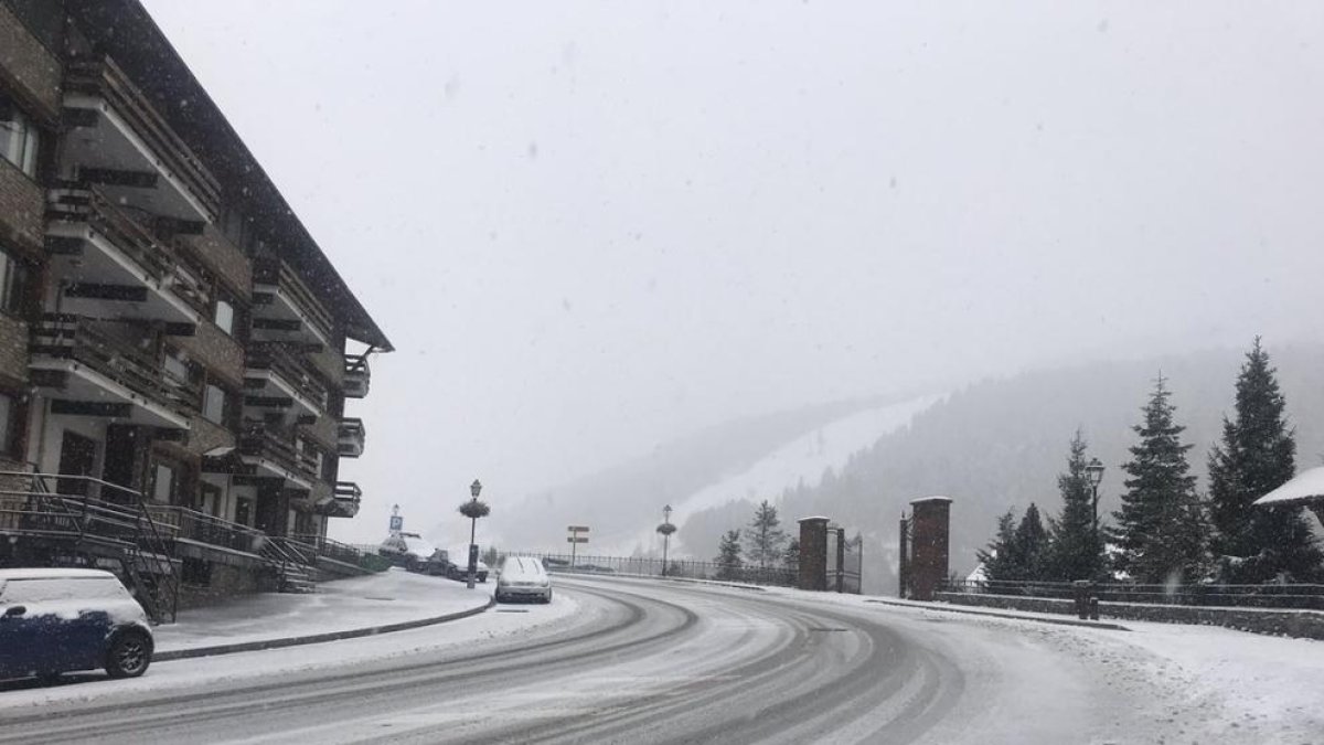 La primera nevada important de la temporada obliga a tallar la carretera al coll d'Ordino