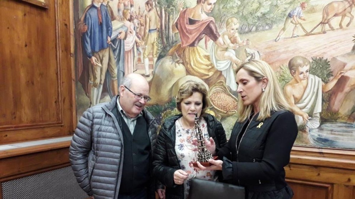 Dos padrins de la capital visiten Valls per un sorteig