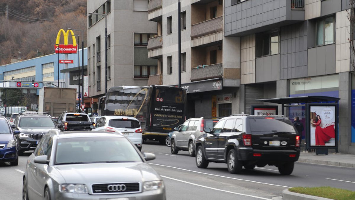 Un autobús mal estacionat dificulta el trànsit a l'avinguda Tarragona
