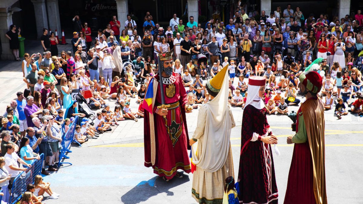 Els balls medievals i els gegants omplen la plaça Guillemó