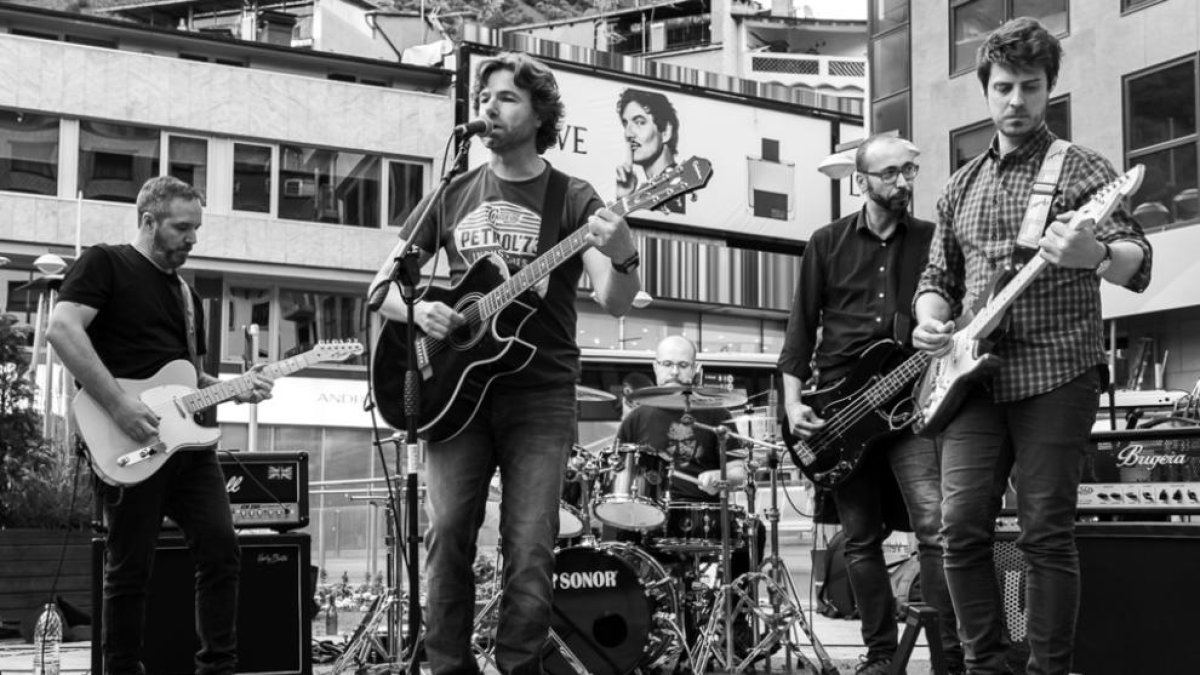 Quatre banderes i un disc