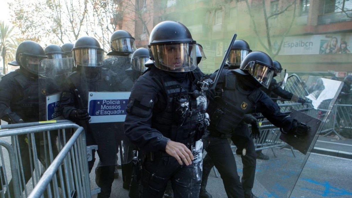 Els CDR xoquen amb els mossos però no bloquegen el consell de ministres