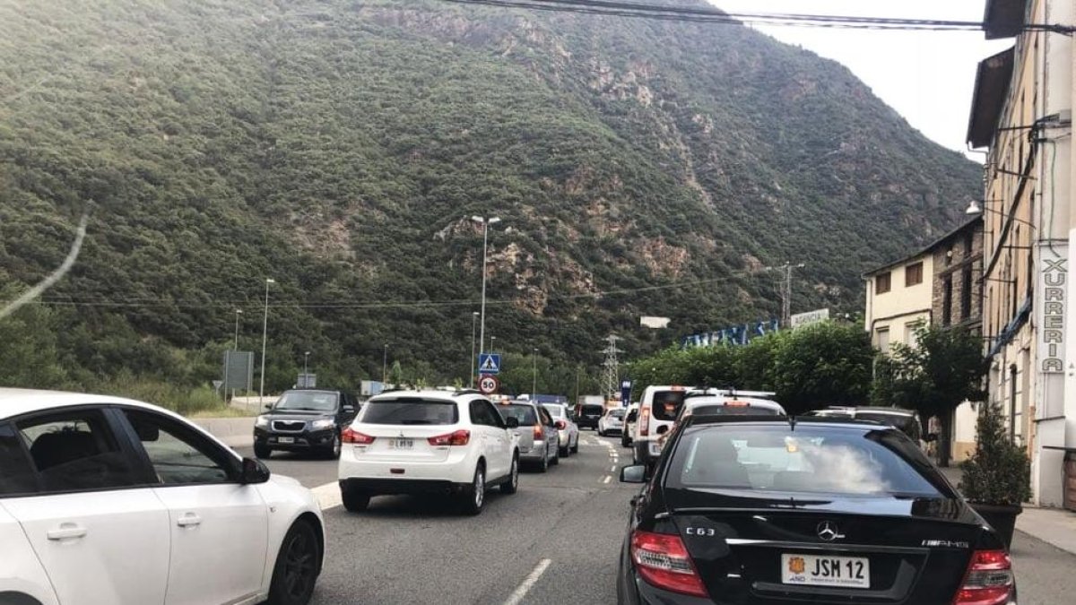 Vuit quilòmetres de cua a la frontera del riu Runer