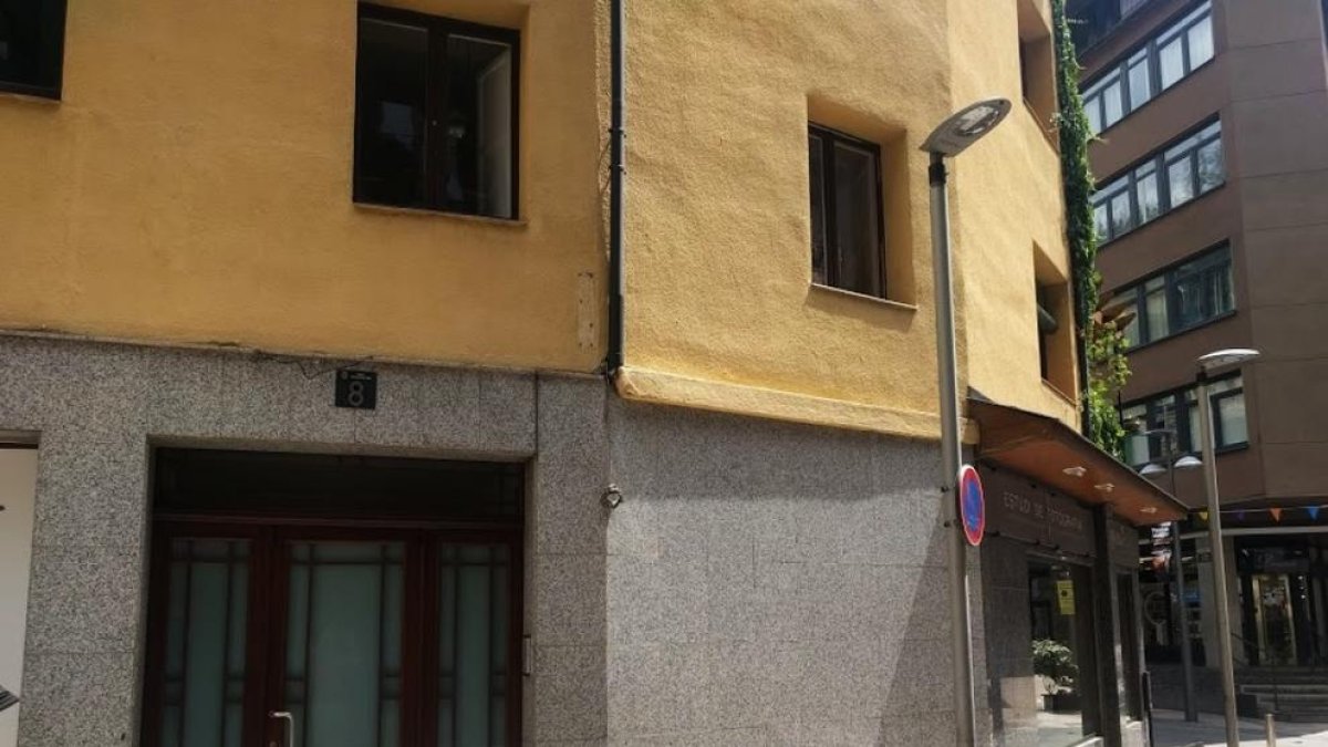 Roben en dos pisos d'un mateix edifici  de la capital en dos dies