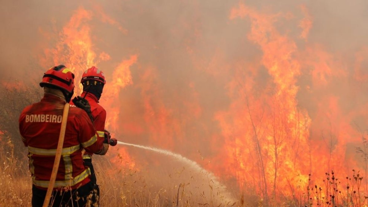 Alarma a l'Algarve per un incendi descontrolat durant cinc dies