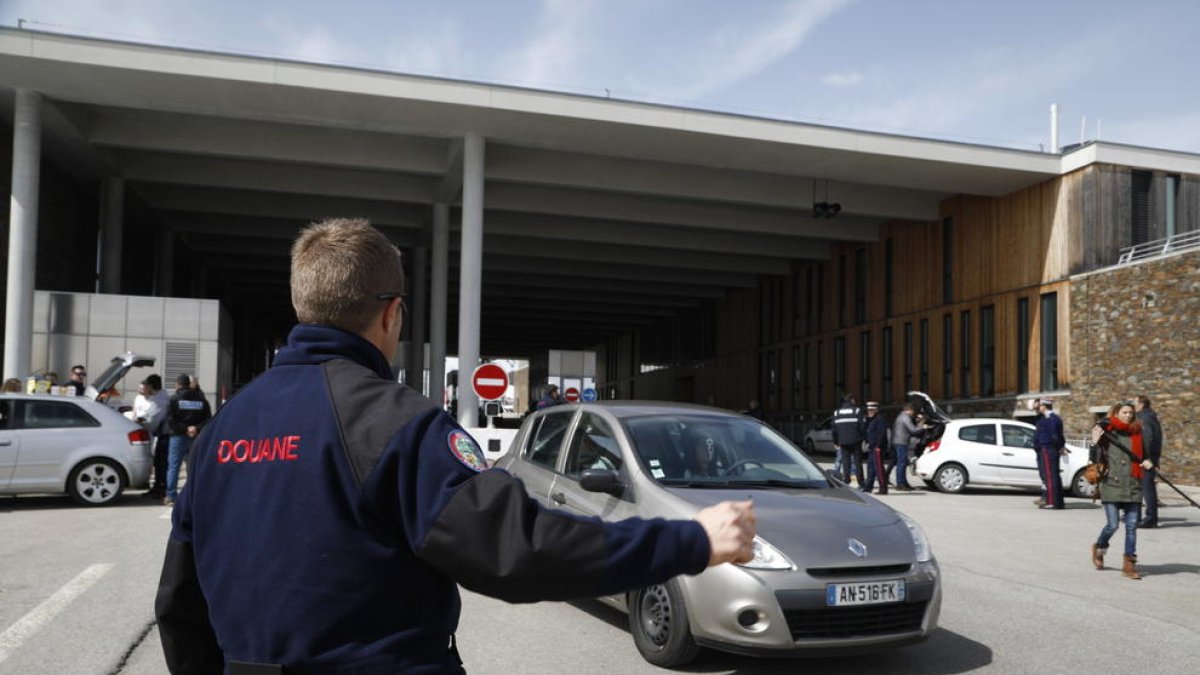 França augmenta el control del contraban en els busos i el correu
