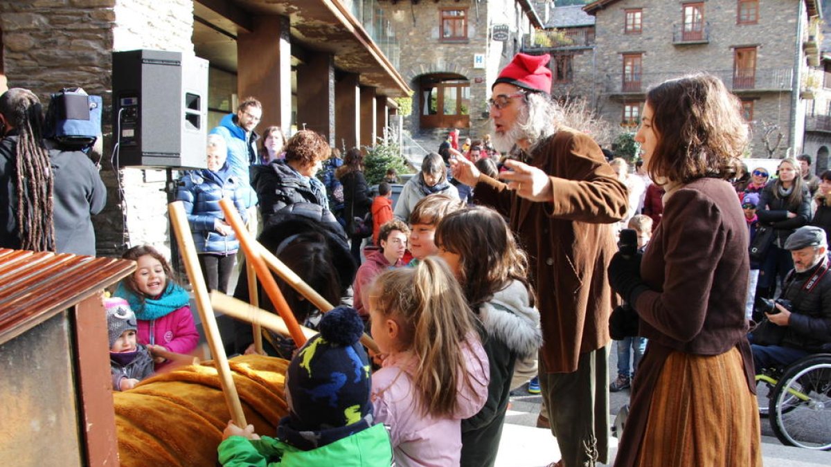 Un centenar d'infants fan cagar el tió a Ordino