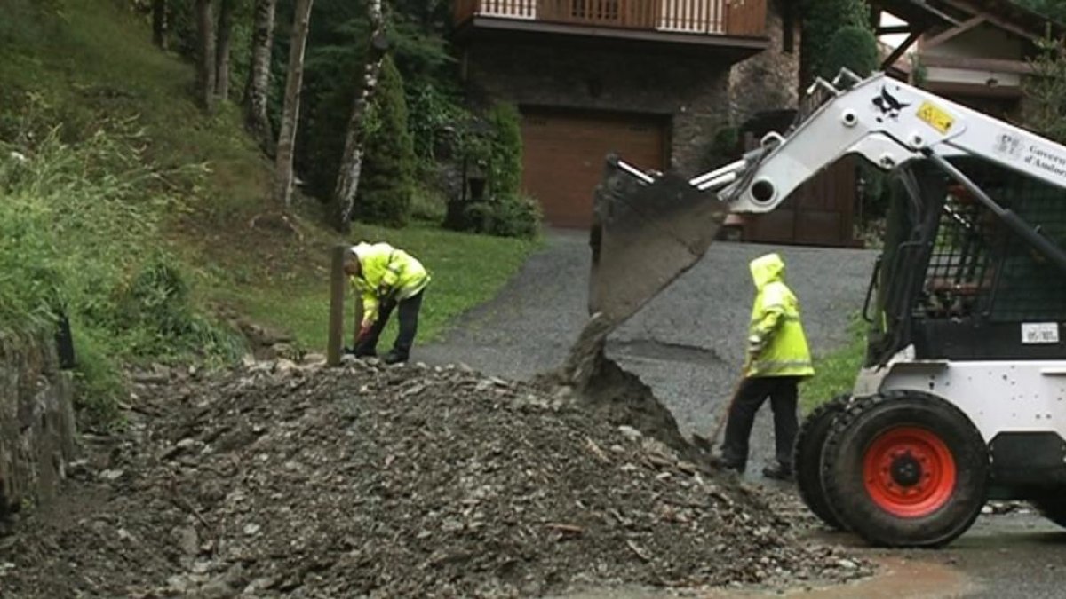 Les tempestes provoquen tres esllavissades i una inundació