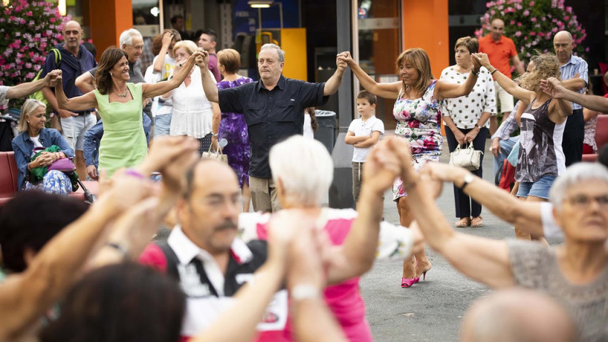 Sardanes amb la cobla La Principal de la Bisbal