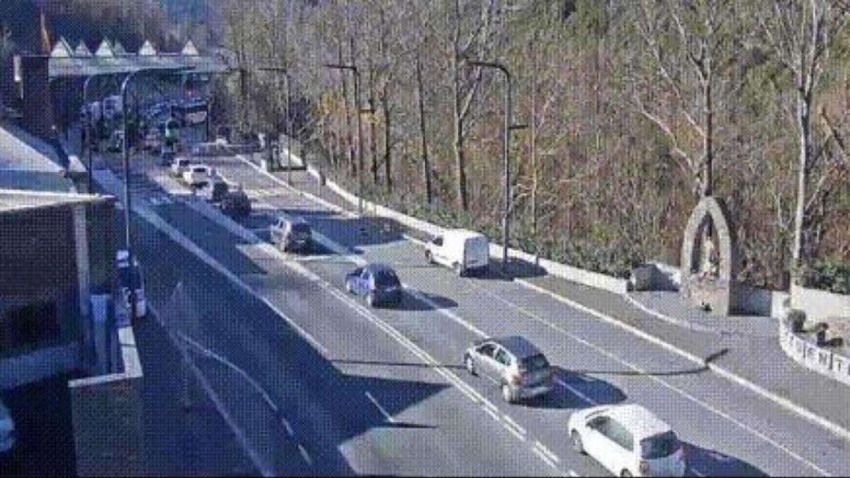 Catorze quilòmetres de cues per accedir al Principat per la frontera espanyola