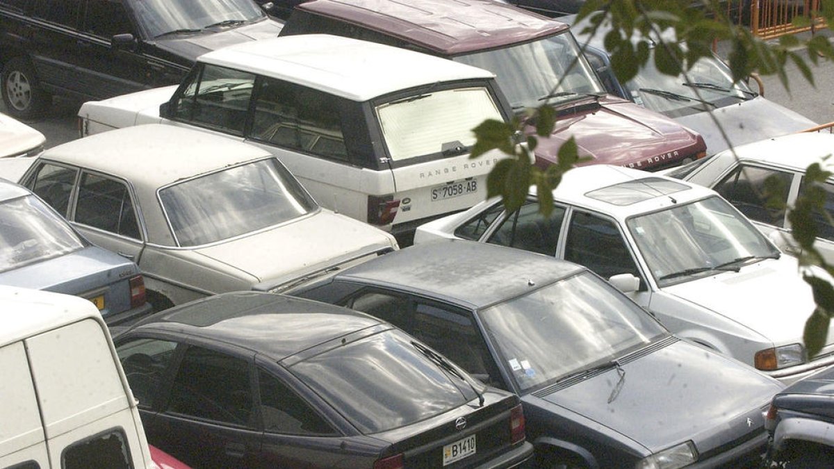El comú dona un mes abans de desballestar vuitanta vehicles abandonats
