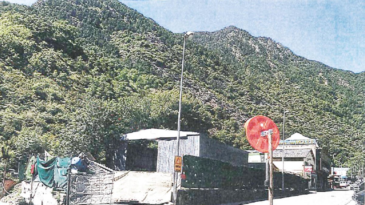 El propietari de la nau d'Aixirivall defensa la continuïtat de les obres