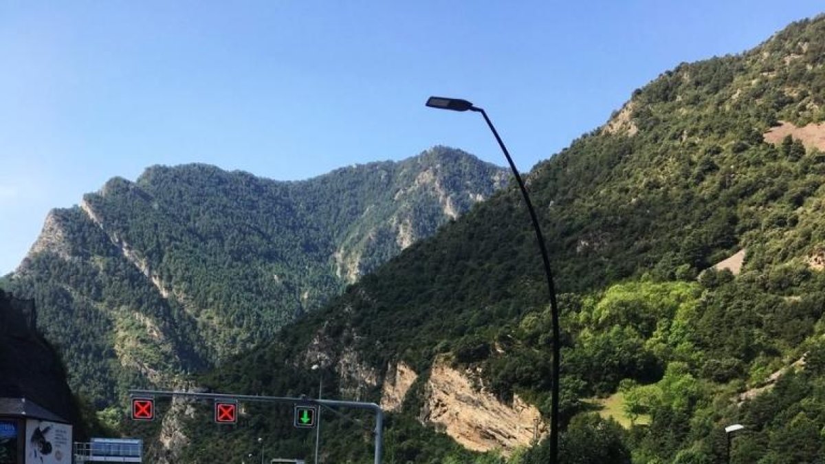 Cues de fins a vuit quilòmetres per entrar per la frontera del riu Runer