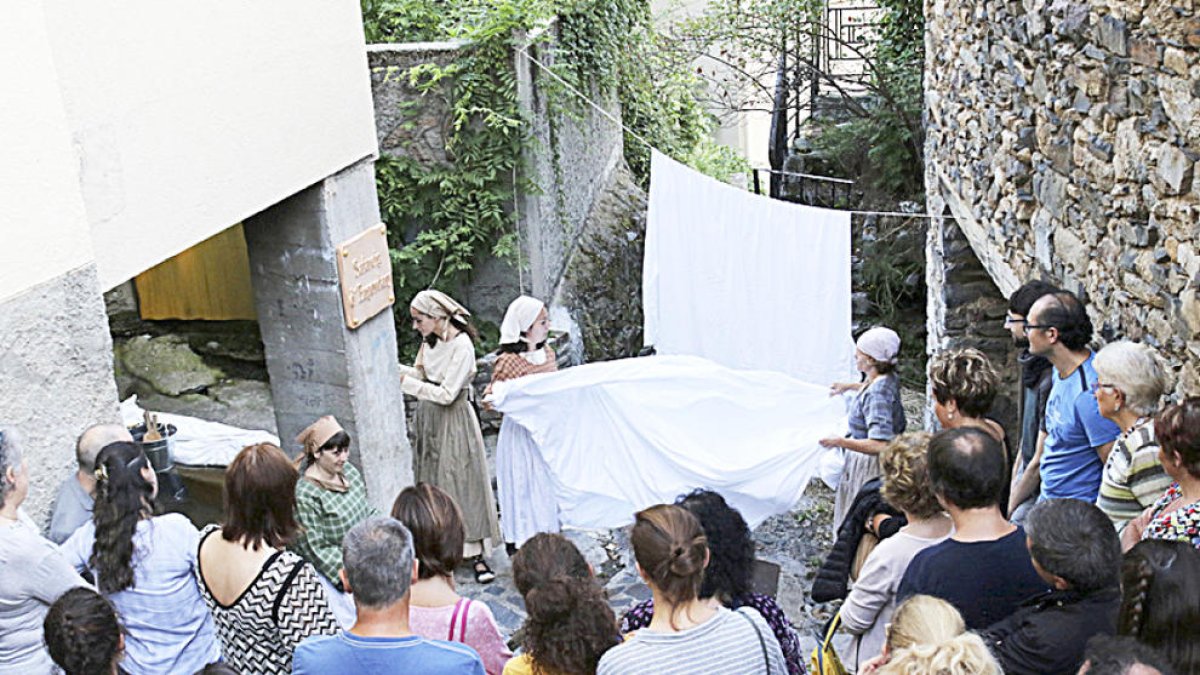 Unes 150 persones veuen l'obra 'Turistes i banyistes'