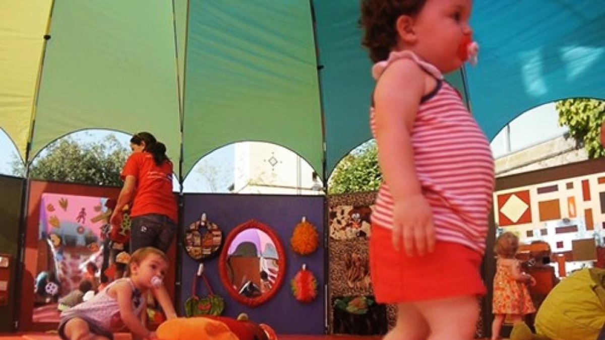 Jocs infantils i per a bebès a la plaça del Prat del Riu