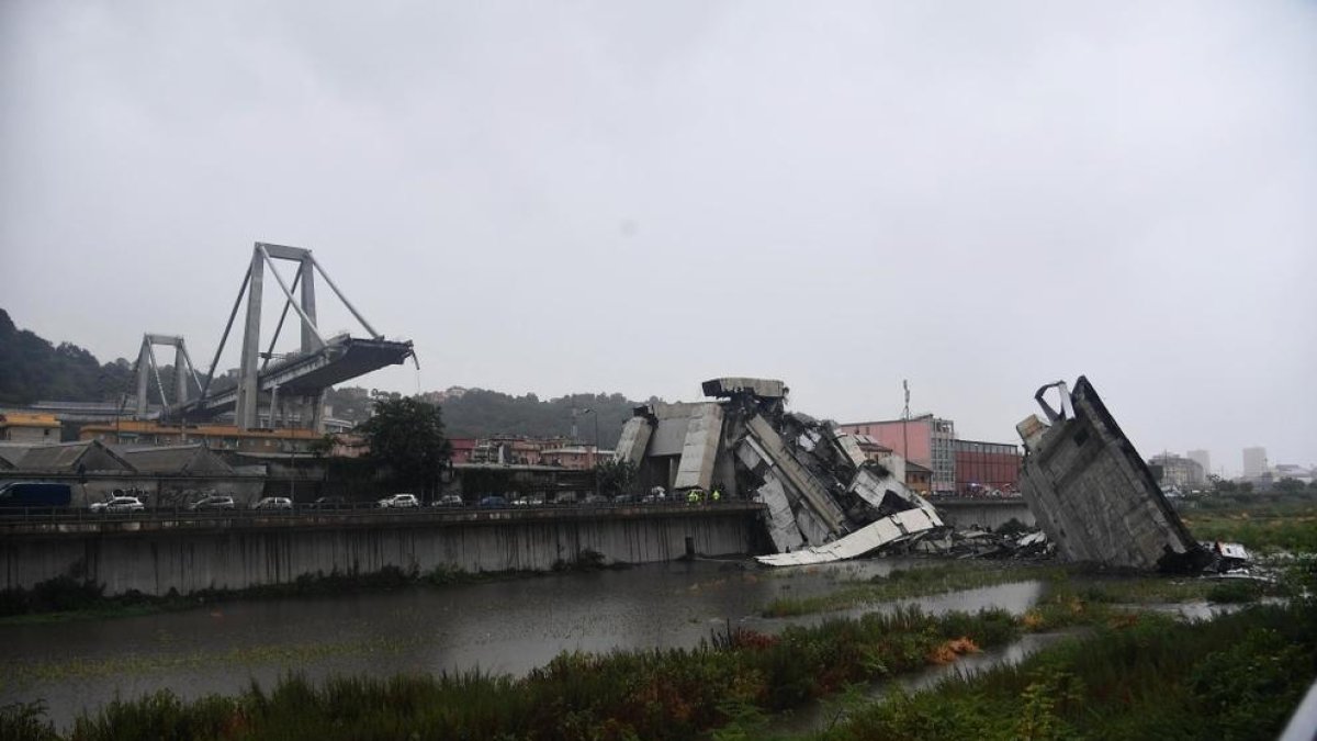 Almenys 30 morts en esfondrar-se un pont d'una autopista a Gènova