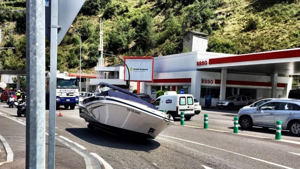 Un cotxe perd el iot  que transportava al mig de la carretera