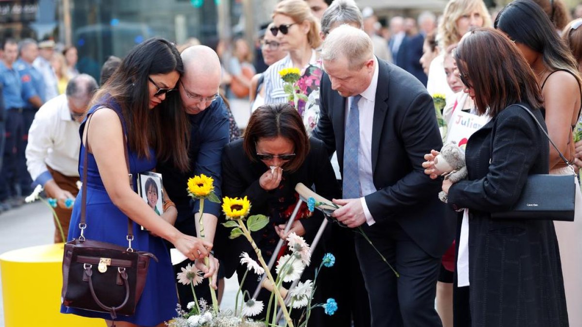 Les víctimes dels atemptats del 17.A durant l'ofrena foral en el mosaic de Joan Miró de La Rambla de Barcelona
