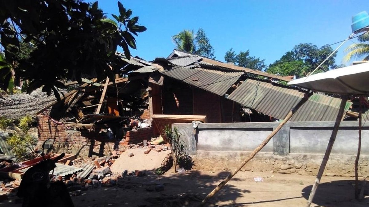 Moren 14 persones en un terratrèmol a Indonèsia